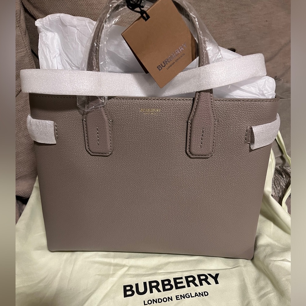 NWT - Burberry purse brand new